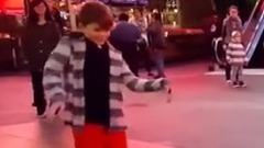 街头机械舞的小男孩