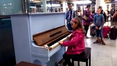 小女孩街头弹钢琴