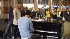 钢琴爱好者聚集弹琴