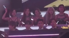 少女时代在台下观看Red Velvet表演