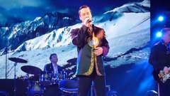 青藏高原 歌迷献花,送大熊