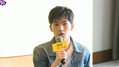 出席电影<从你的全世界路过>发布会 大方热聊感情