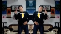 男孩模仿性感女团舞蹈