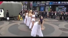 路人穿棉袄了!小团跪地秀大腿_高清