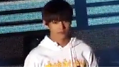 占卜师给金泰亨V占卜反应敲可爱的泰泰