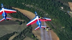 Три экстремала с реактивными ранцами пролетели рядом с самолетами