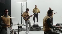 Tul tavol, eleg közel