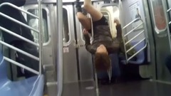 在纽约地铁舞女跳钢管舞
