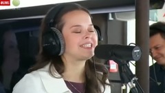 музика відіграє