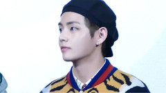 上台讲话的金泰亨