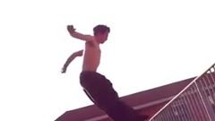 跑酷小哥面对障碍物时该如何正确跨越