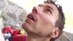 欧美小哥徒手攀岩