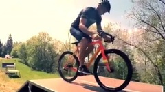 国外小哥花式自行车表演