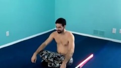 炫酷的国外帅哥两手耍棍霸气