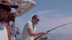 惊奇海里钓了一条大鱼