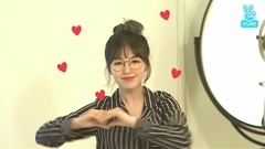 爱心发射 - Red Velvet Making Pose To Fans