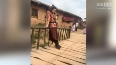 陈乔恩 - <放弃我抓紧我>雨中吻戏 陈乔恩王凯花式浪漫床吻戏