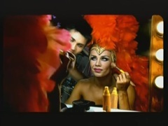 Он тебя целует