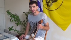 Έλληνας ποντιακής καταγωγής παίζει ποντιακή λύρα σε χωριό της Ρωσίας  pontos-news.gr
