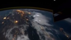 太空站夜间飞行拍摄到的地球美丽瞬间