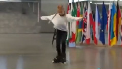 Маленькая девочка талантливо катается на роликах