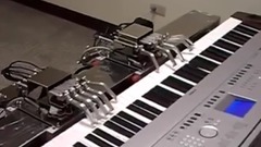 机械手臂演奏钢琴曲<梦中的婚礼>