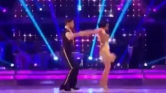 Зажигательный, красивый танец пары. Прямо акробатика какая-то! Да, любимая!