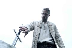 看点新片预告,Charlie Hunnam - 《亚瑟王:斗兽争霸》曝困兽觉醒预告  盖·里奇玩转寓言魔幻传奇