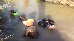 Với một người con trai của phụ nữ Campuchia trong nước sâu cá