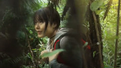 沖縄の亜熱帯雨林でトレッキング 真っ赤なドレスで美肌見せも