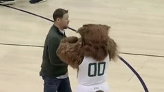 Счастливый фанат в перерыве матча НБА