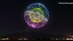 富士山下的大型烟花表演欣赏