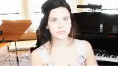 Играет на разных муз.инструментах