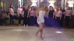 Шикарно девушка танцует