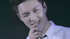 纵是光影迷人眼,舞台上的你更是绝色