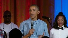 Obama sings Happy Birthday to daughter Malia on July 4 Barack Obama abraza y le canta a su hija