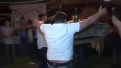 Toyda dişlərinin arasında stolu saxlayaraq oynadı