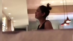 Ella半夜家中飙情歌 老公偷拍为粉丝解思愁