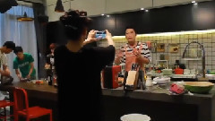 影视原声 - 电视剧<我是杜拉拉>曝花絮 王耀庆戚薇拍戏爆笑对打