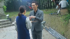 影视原声 - 电视剧<我是杜拉拉>曝花絮 朱泳腾横抱戚薇展骑士魅力