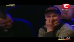 Жесть!Тупая блондинка опозорилась на сцене Украина мае талант ааххахахха