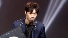 白金唱片王青《十二月》 第五届音悦V榜年度盛典 现场版 17/04/08