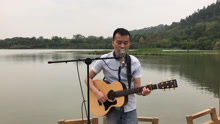  - 南宁市相思湖边，小伙子弹唱《突然的自我》真情感动路人