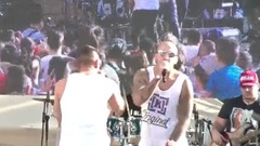 A koncert megnyitása és az Ezek a lányok