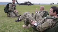 搭乘黑鹰直升机在德国跳伞