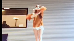 国妹大秀长腿演绎中国风翩翩起舞