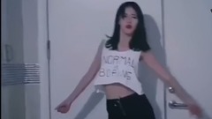 国妹再舞一曲节奏强烈的舞蹈