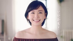 新垣结衣 - 肩を出しても、隠しても。技あり!2WAYラッフルオフショルダーT