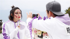 有毒!化妆什么的也是十分豹笑了!