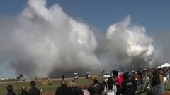 Грузовик с тремя двигателями истребитель побежали быстро